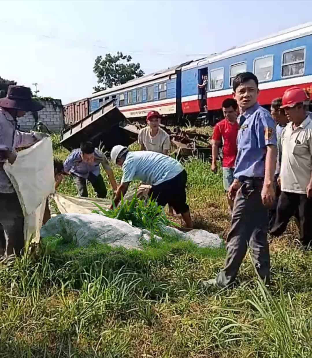 Xót xa bé trai 10t ra đi mãi mãi sau vụ tàu sắt varcham với xe công nông tự chế…Em là bé trai đầy nhiệt huyết , học rất giỏi , có nhiều thành tích xuất sắc trong trường , Hôm chủ nhật định mệnh đi cùng ông nội cũng là ngày cuối cùng em còn trên cõi đời…