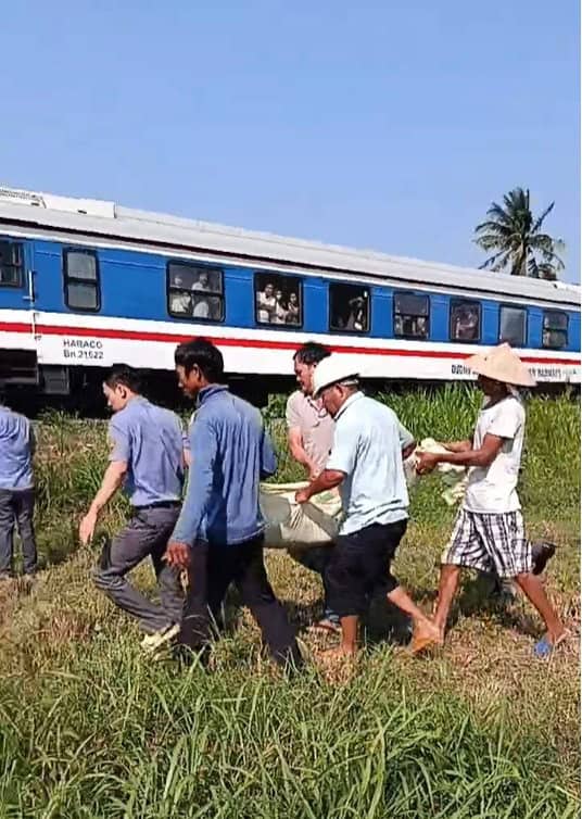 Xót xa bé trai 10t ra đi mãi mãi sau vụ tàu sắt varcham với xe công nông tự chế…Em là bé trai đầy nhiệt huyết , học rất giỏi , có nhiều thành tích xuất sắc trong trường , Hôm chủ nhật định mệnh đi cùng ông nội cũng là ngày cuối cùng em còn trên cõi đời…