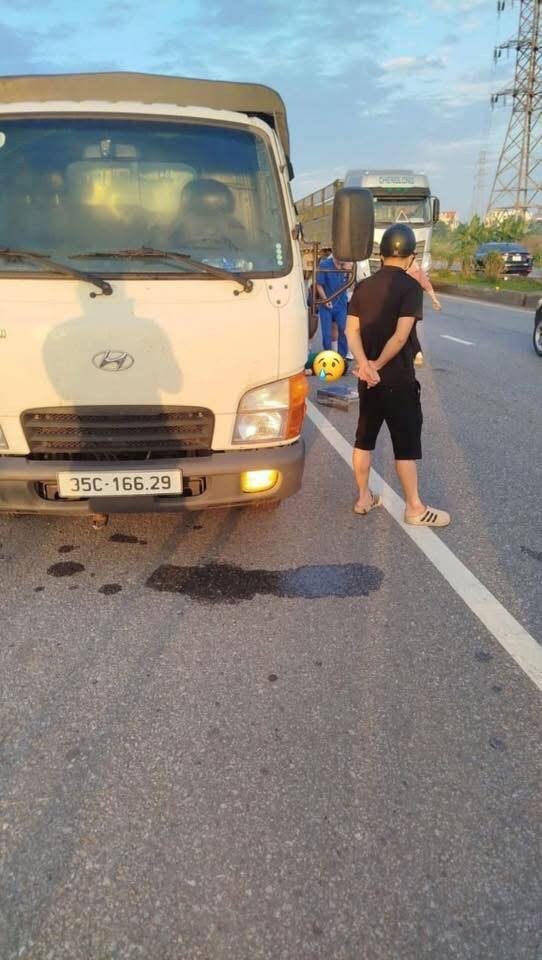 Tông vỡ đèn ô tô luôn mà