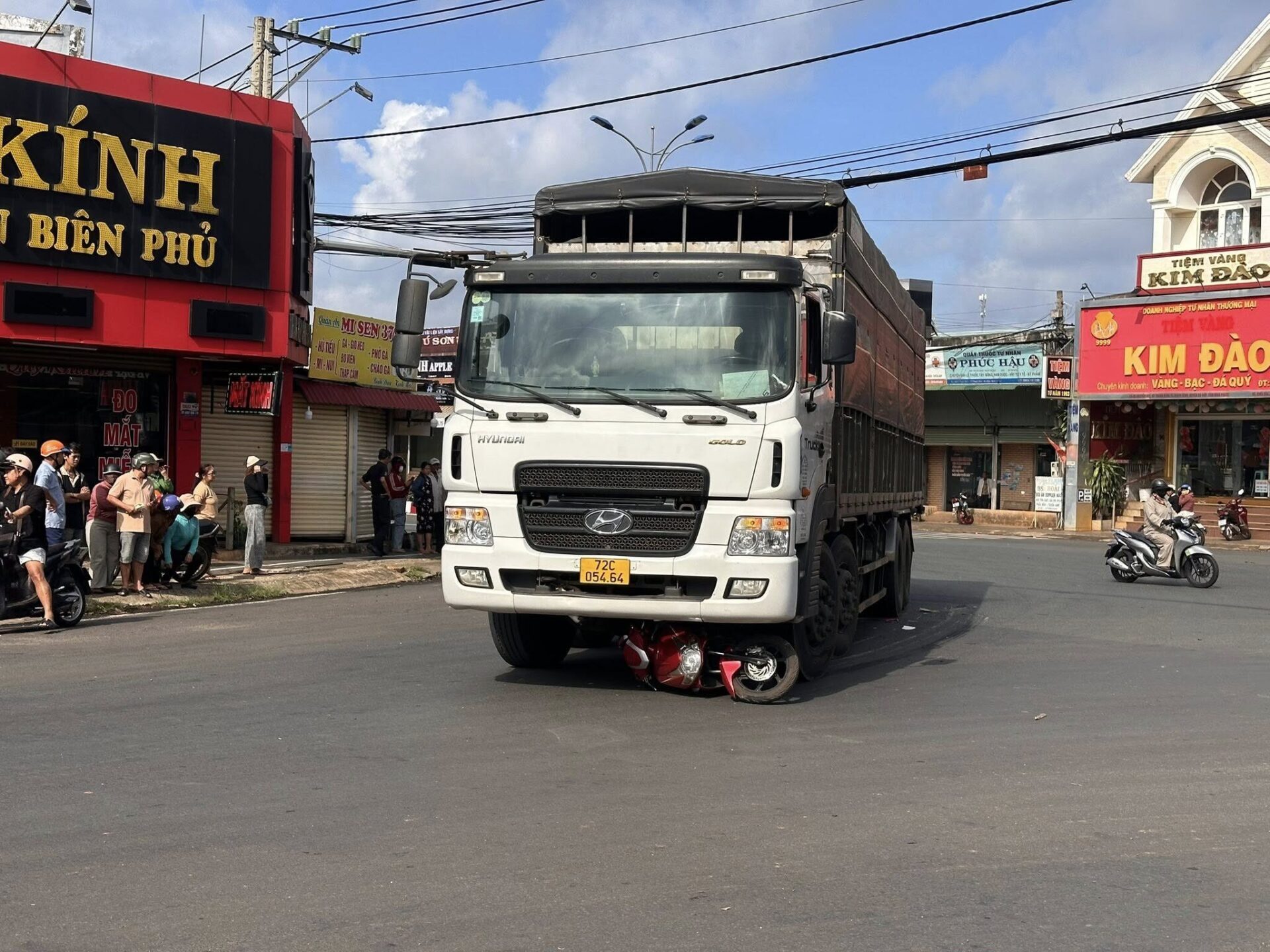 Một vụ TNGT đã xảy ra tại ngã ba Thanh Hòa, Bù Đốp cũ. Va chạm giữ xe tải và xe máy khiến 1 người phụ nữ không qua khỏi…